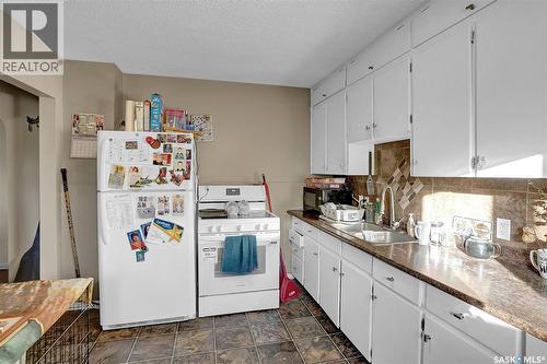 668 Grandview Street W, Moose Jaw, SK - Indoor Photo Showing Kitchen With Double Sink