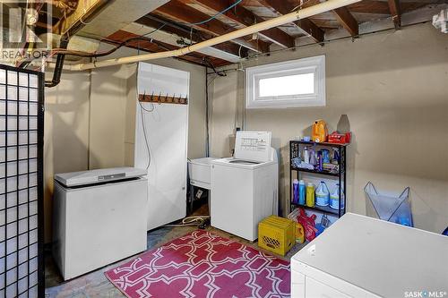 668 Grandview Street W, Moose Jaw, SK - Indoor Photo Showing Laundry Room