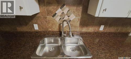 668 Grandview Street W, Moose Jaw, SK - Indoor Photo Showing Kitchen With Double Sink