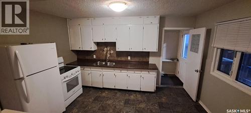668 Grandview Street W, Moose Jaw, SK - Indoor Photo Showing Kitchen With Double Sink
