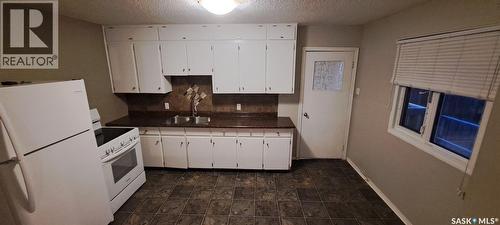 668 Grandview Street W, Moose Jaw, SK - Indoor Photo Showing Kitchen With Double Sink