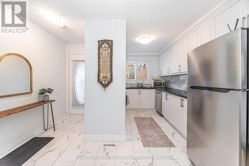 15B - 5865 Dalebrook Crescent, Mississauga, ON - Indoor Photo Showing Kitchen