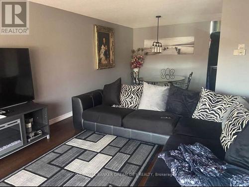 8 Maplehurst Square, Brampton, ON - Indoor Photo Showing Living Room