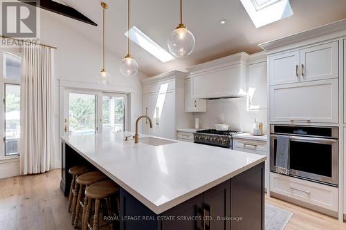 41 Fairwood Place E, Burlington, ON - Indoor Photo Showing Kitchen With Upgraded Kitchen