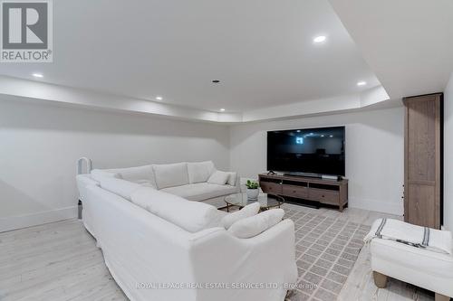 41 Fairwood Place E, Burlington, ON - Indoor Photo Showing Living Room