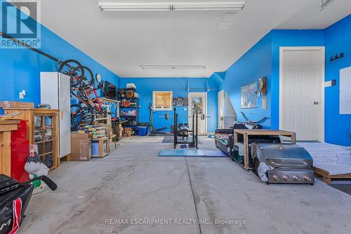 124 Colver Street, West Lincoln, ON - Indoor Photo Showing Garage