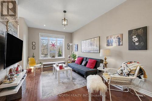 365 Cooks Mill Crescent, Ottawa, ON - Indoor Photo Showing Living Room