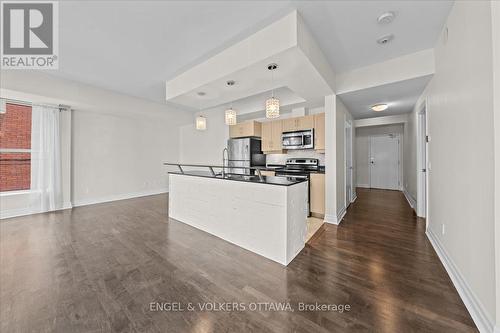 Kitchen w/ eat-up breakfast bar & ample cabinetry - 207 - 235 Kent Street, Ottawa, ON - Indoor Photo Showing Kitchen