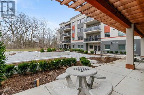 Courtyard - 311 - 8 Centre Street, Norwich (Norwich Town), ON - Outdoor With Balcony