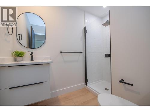 Main floor bathroom - 5144 Haynes Road, Vernon, BC - Indoor Photo Showing Bathroom