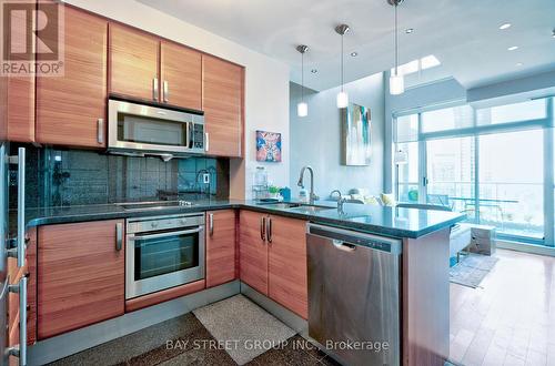 Uph3 - 1 Avondale Avenue, Toronto, ON - Indoor Photo Showing Kitchen With Upgraded Kitchen
