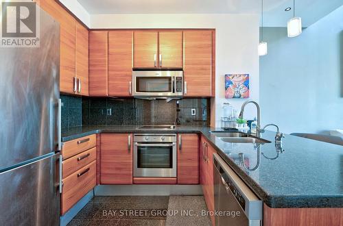 Uph3 - 1 Avondale Avenue, Toronto, ON - Indoor Photo Showing Kitchen With Double Sink With Upgraded Kitchen