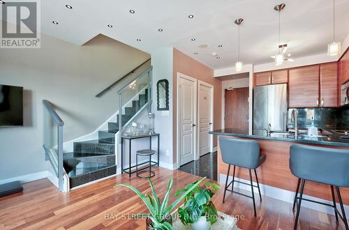 Uph3 - 1 Avondale Avenue, Toronto, ON - Indoor Photo Showing Kitchen With Upgraded Kitchen