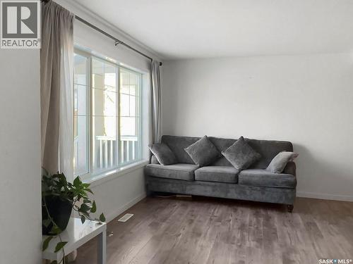 39 5702 Gordon Road, Regina, SK - Indoor Photo Showing Living Room