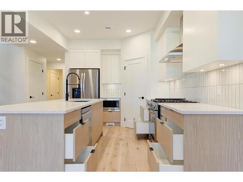 soft close cabinets - 857 Kinnear Court, Kelowna, BC - Indoor Photo Showing Kitchen With Stainless Steel Kitchen With Upgraded Kitchen