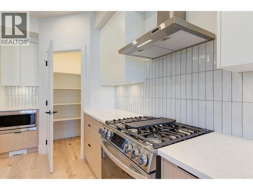 walk in pantry - 857 Kinnear Court, Kelowna, BC - Indoor Photo Showing Kitchen With Upgraded Kitchen