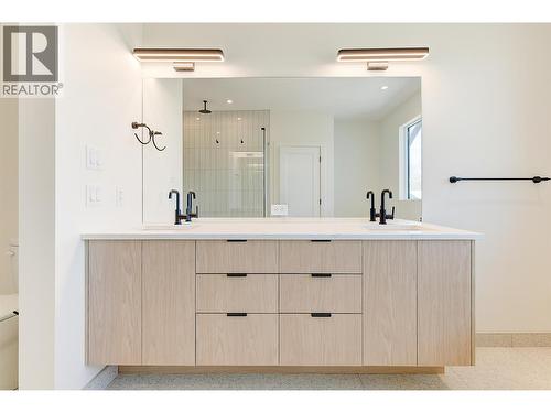 double sinks - 857 Kinnear Court, Kelowna, BC - Indoor Photo Showing Bathroom