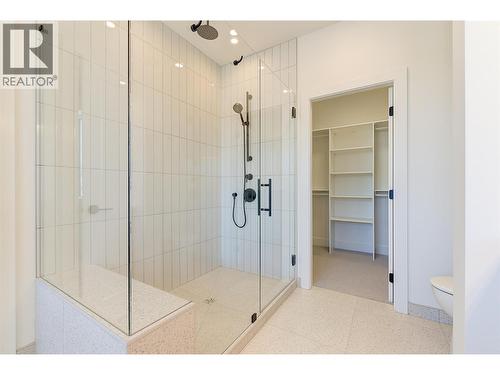 built in shower with rain head and bench - 857 Kinnear Court, Kelowna, BC - Indoor Photo Showing Bathroom