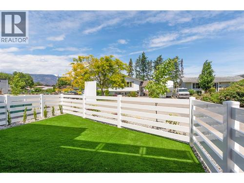 synn lawn.....  throw away the lawn mower - 857 Kinnear Court, Kelowna, BC - Outdoor With View
