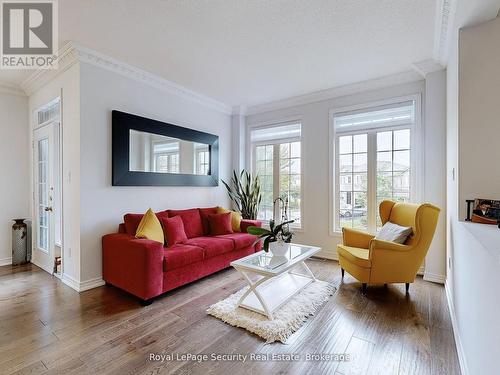 128 Daiseyfield Crescent, Vaughan, ON - Indoor Photo Showing Living Room