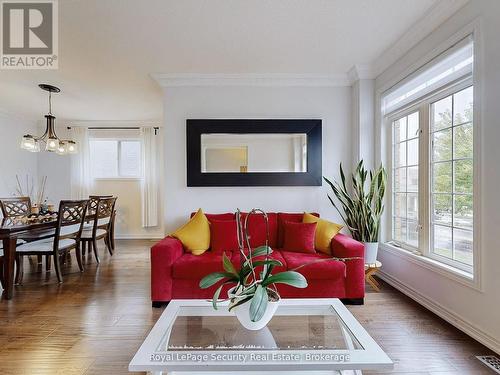128 Daiseyfield Crescent, Vaughan, ON - Indoor Photo Showing Living Room