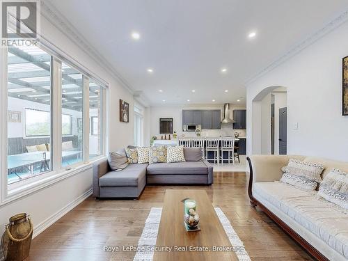 128 Daiseyfield Crescent, Vaughan, ON - Indoor Photo Showing Living Room