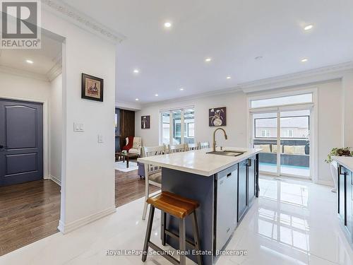 128 Daiseyfield Crescent, Vaughan, ON - Indoor Photo Showing Kitchen With Upgraded Kitchen