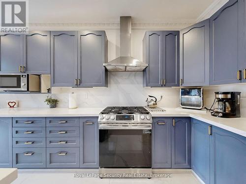 128 Daiseyfield Crescent, Vaughan, ON - Indoor Photo Showing Kitchen
