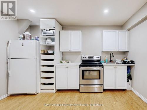 128 Daiseyfield Crescent, Vaughan, ON - Indoor Photo Showing Kitchen