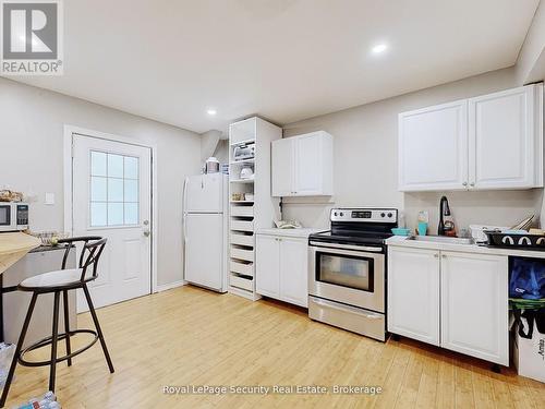128 Daiseyfield Crescent, Vaughan, ON - Indoor Photo Showing Kitchen