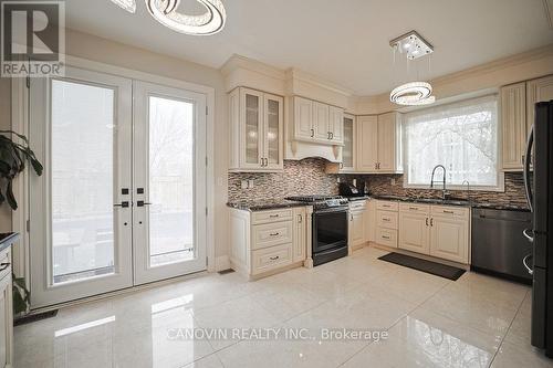 2353 Woodcrest Drive N, Oakville, ON - Indoor Photo Showing Kitchen With Upgraded Kitchen