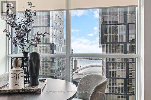 4402 - 327 King Street W, Toronto, ON - Indoor