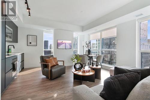 4402 - 327 King Street W, Toronto, ON - Indoor Photo Showing Living Room