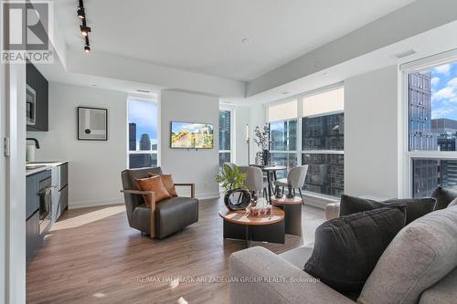 4402 - 327 King Street W, Toronto, ON - Indoor Photo Showing Living Room