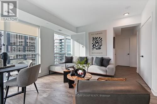 4402 - 327 King Street W, Toronto, ON - Indoor Photo Showing Living Room