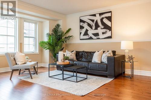 38 Archibald Mews, Toronto, ON - Indoor Photo Showing Living Room