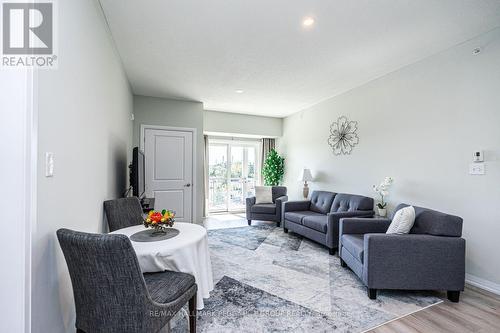 404 - 295 Cundles Road E, Barrie, ON - Indoor Photo Showing Living Room