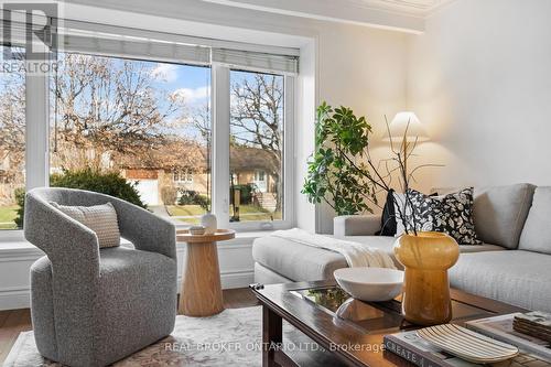 21 Decarie Circle, Toronto, ON - Indoor Photo Showing Living Room