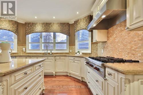 683 Canyon Street, Mississauga, ON - Indoor Photo Showing Kitchen With Upgraded Kitchen
