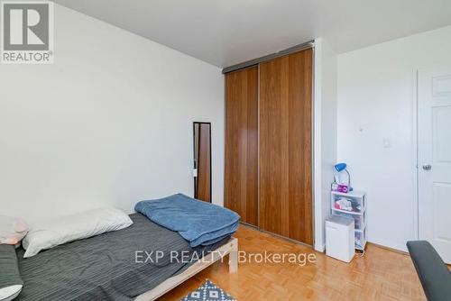 226 - 3025 The Credit Woodlands Drive, Mississauga, ON - Indoor Photo Showing Bedroom