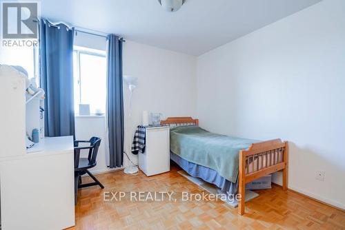 226 - 3025 The Credit Woodlands Drive, Mississauga, ON - Indoor Photo Showing Bedroom