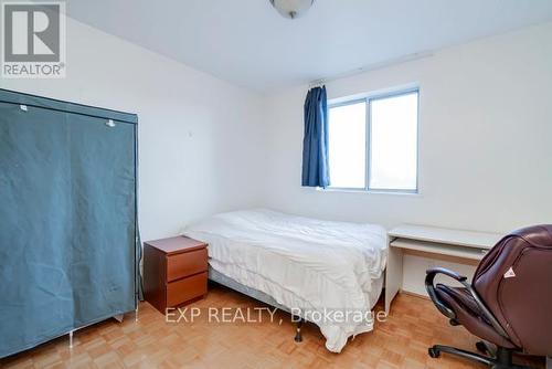 226 - 3025 The Credit Woodlands Drive, Mississauga, ON - Indoor Photo Showing Bedroom