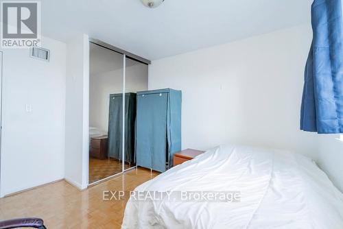 226 - 3025 The Credit Woodlands Drive, Mississauga, ON - Indoor Photo Showing Bedroom