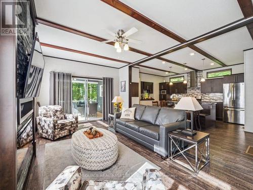 192 - 1082 Shamrock Marina Road, Gravenhurst, ON - Indoor Photo Showing Living Room