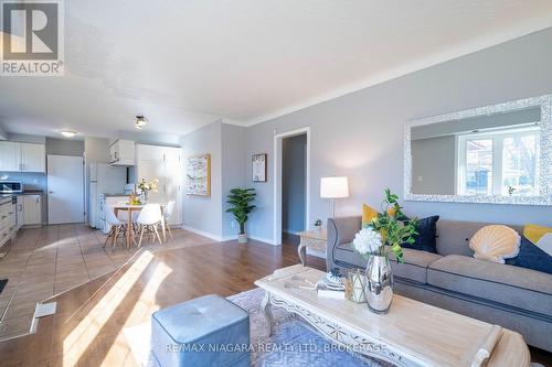 1 East Hampton Road, St. Catharines (Glendale/Glenridge), ON - Indoor Photo Showing Living Room