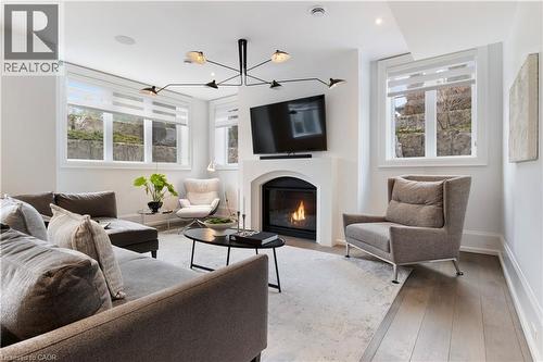 31 Reid Court, Puslinch, ON - Indoor Photo Showing Living Room With Fireplace