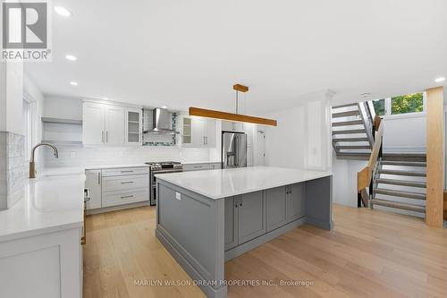 33 Commanche Drive, Ottawa, ON - Indoor Photo Showing Kitchen With Upgraded Kitchen