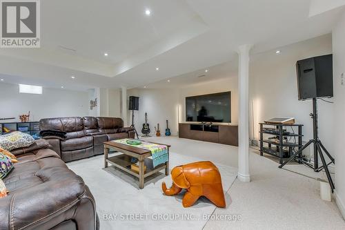 128 Beverley Glen Boulevard, Vaughan, ON - Indoor Photo Showing Living Room