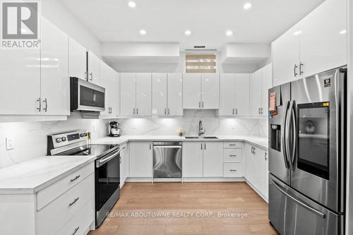 334 Third Lane, Oakville, ON - Indoor Photo Showing Kitchen With Stainless Steel Kitchen With Upgraded Kitchen