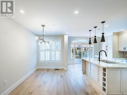 7676 Black Walnut Trail E, Mississauga, ON - Indoor Photo Showing Kitchen With Double Sink With Upgraded Kitchen